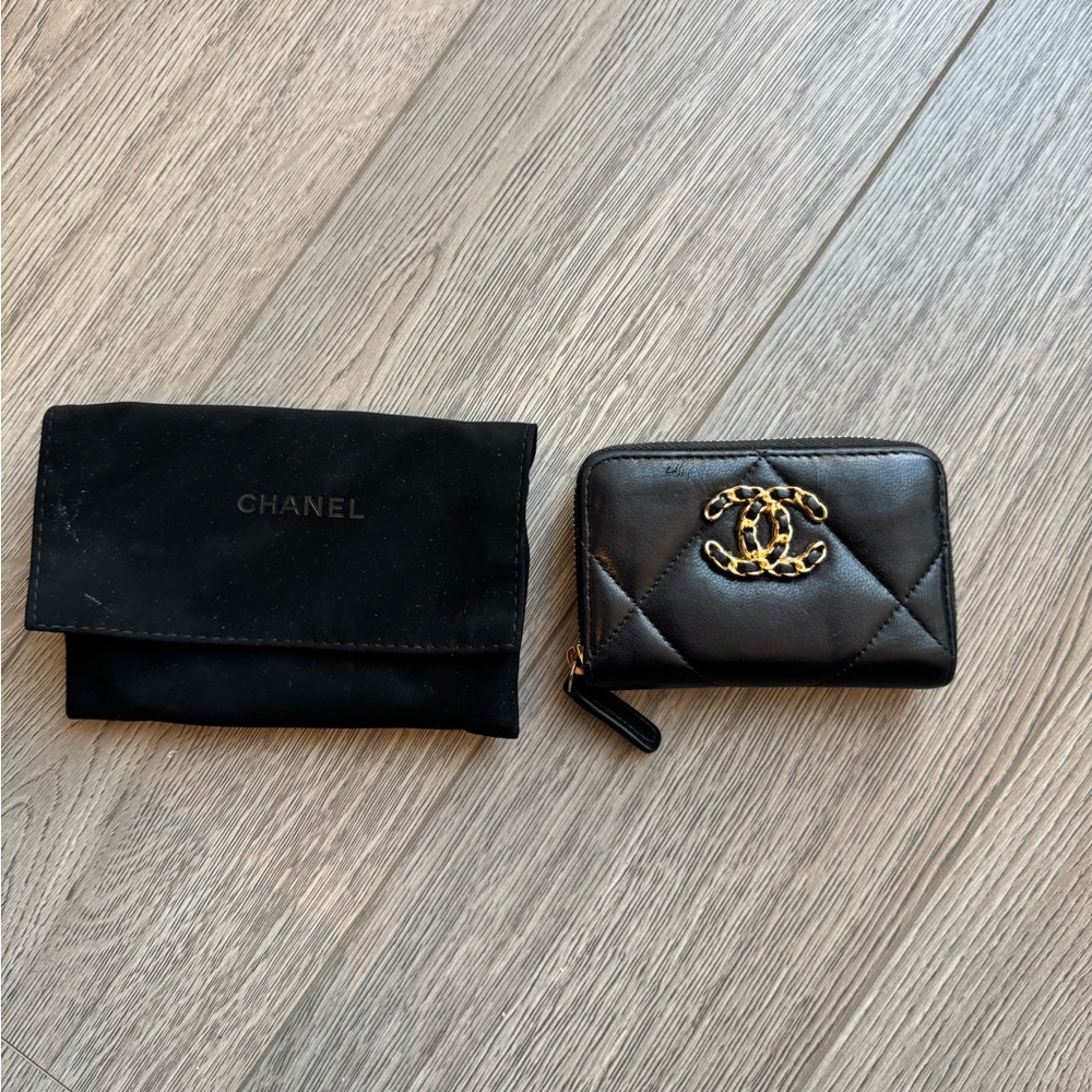 CHANEL 19 Leather Wallet